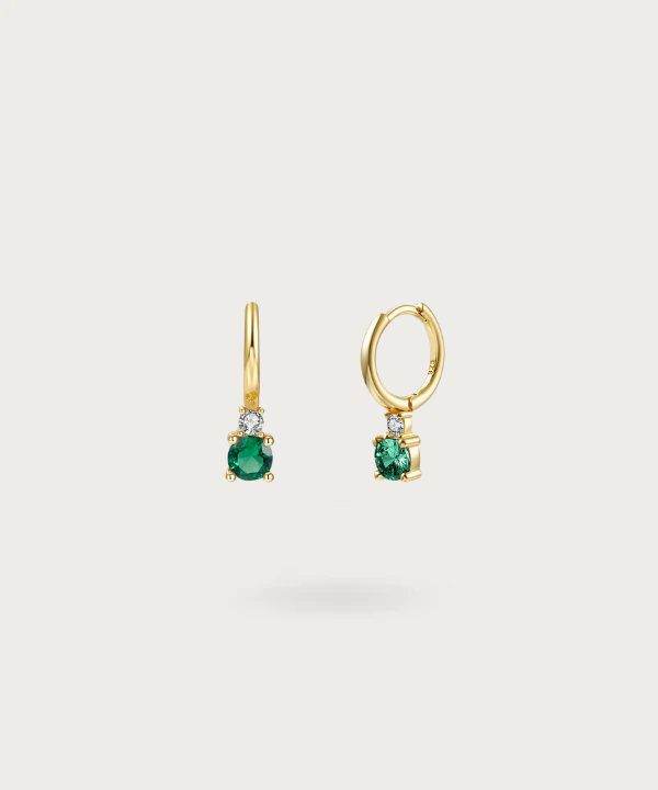 Shining duo: Silver hoops with a pair of differently-sized zirconia.