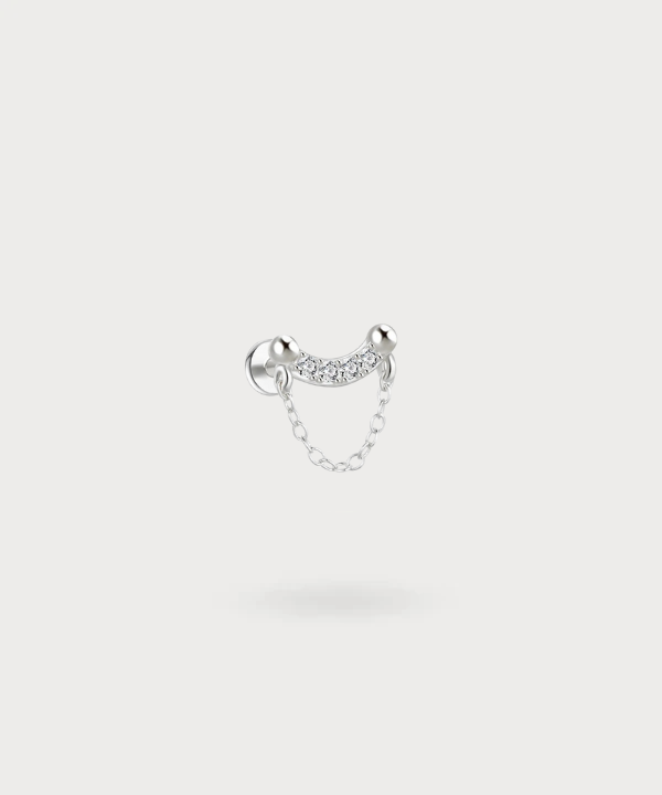 Reach the pinnacle of elegance with Leticia, a delicate chain for flat piercings