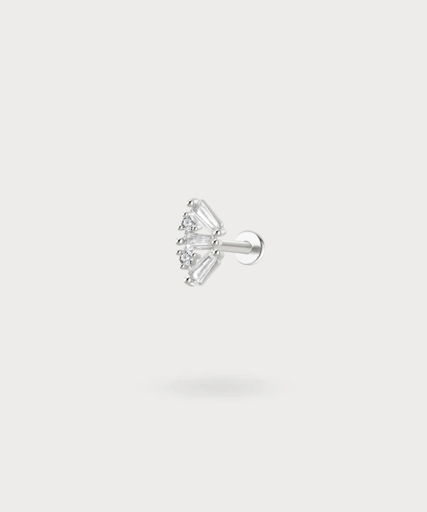 Zirconia and precious metal combine in the Angie flat piercing