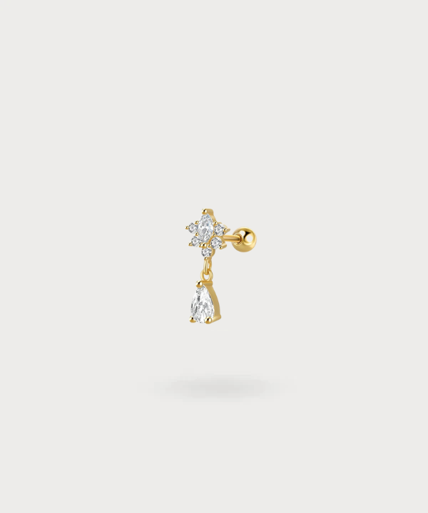 Nayra, a helix piercing that combines delicacy and radiance