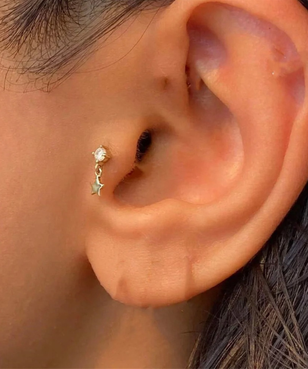 Leire, a flat jewelry piece that brings magic and movement to your look