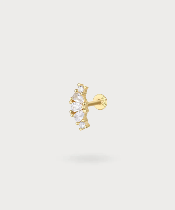 Hegoa helix piercing with aligned zirconia, shining with sophistication