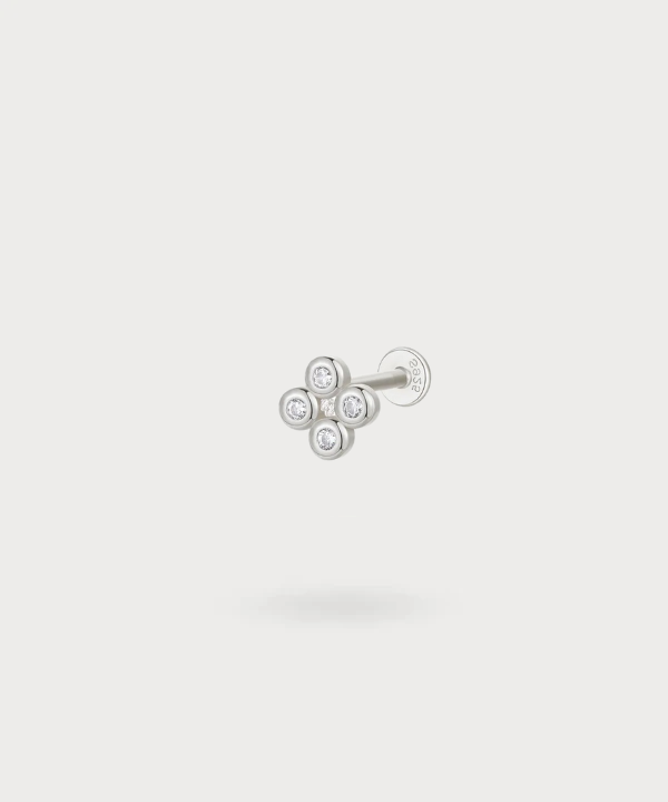 Sleek and luminous design of the Elorri piercing, available in gold or silver