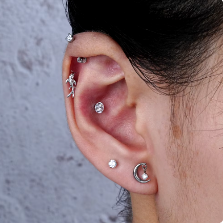 Woman wearing moon conch jewelry with zircon.

