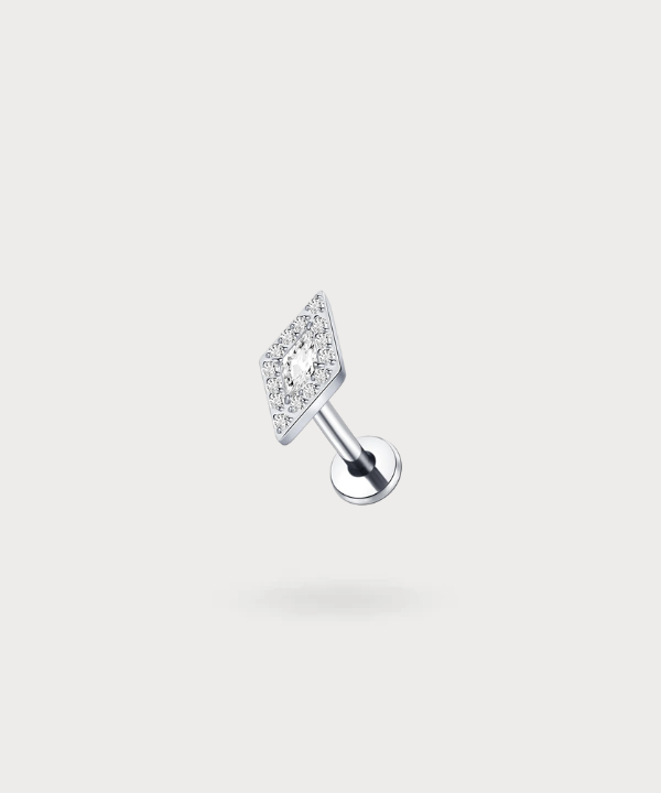 Enhance your look with the Oriana flat piercing, a glittering square jewel.