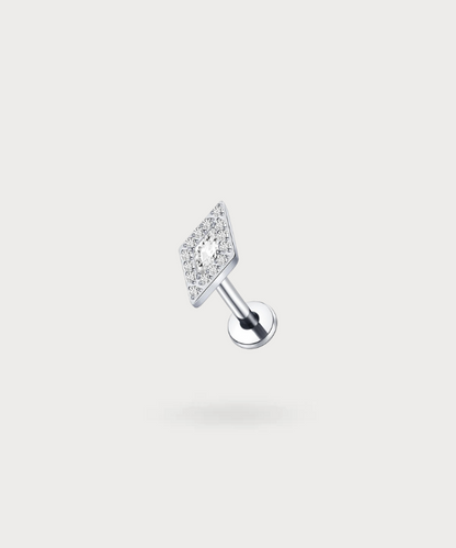 Enhance your look with the Oriana flat piercing, a glittering square jewel.