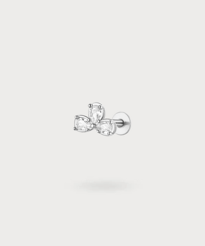 Margarita, a flat jewelry piece in silver or white gold with a shimmering flower