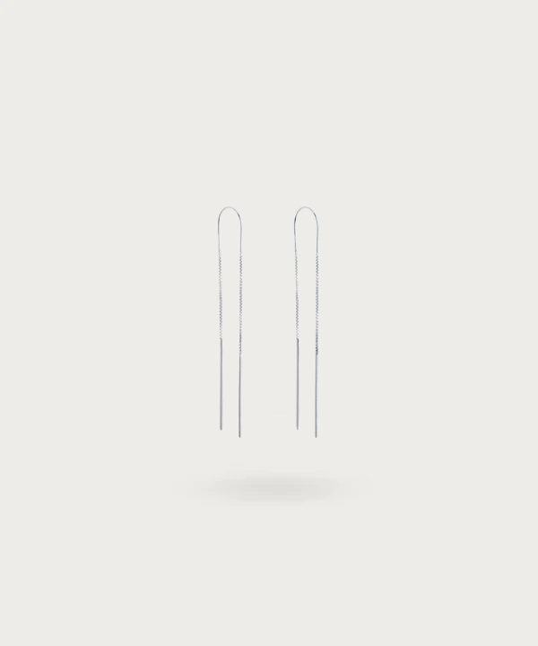 The perfect fusion of simplicity and sophistication: Carina's sterling silver long earrings.