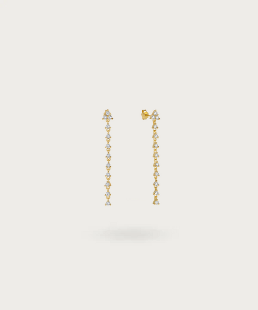 Irene's long zirconia earrings radiate a luxurious shine, merging gold warmth with zirconia's luminosity.