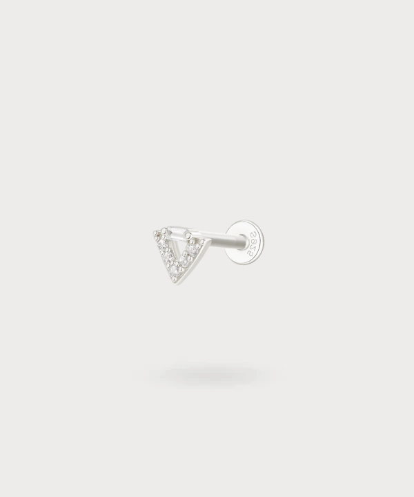 Geometric sophistication of the Auxi earlobe piercing, triangle with zircons in solid S925 silver.

