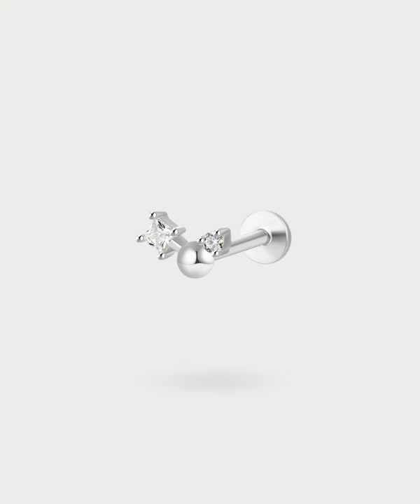 Add a subtle sparkle to your look with the Yolanda lobe piercing in gold or silver