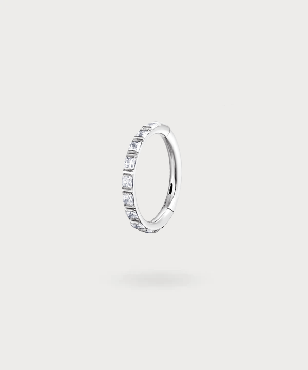 Light up your snug with the Andrea piercing and its sparkling square zirconias