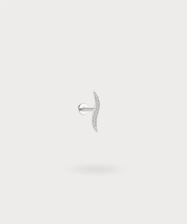 Shine bright with the Yellen flat piercing, available in gold or silver.