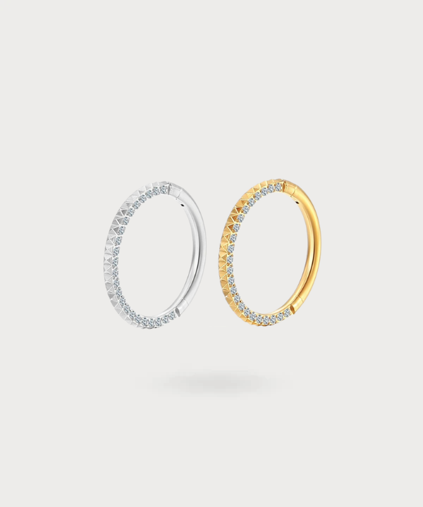 The Soraya piercing for the helix: the perfect balance between sparkle and finesse