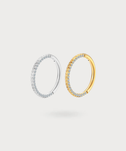 The Soraya piercing for the helix: the perfect balance between sparkle and finesse