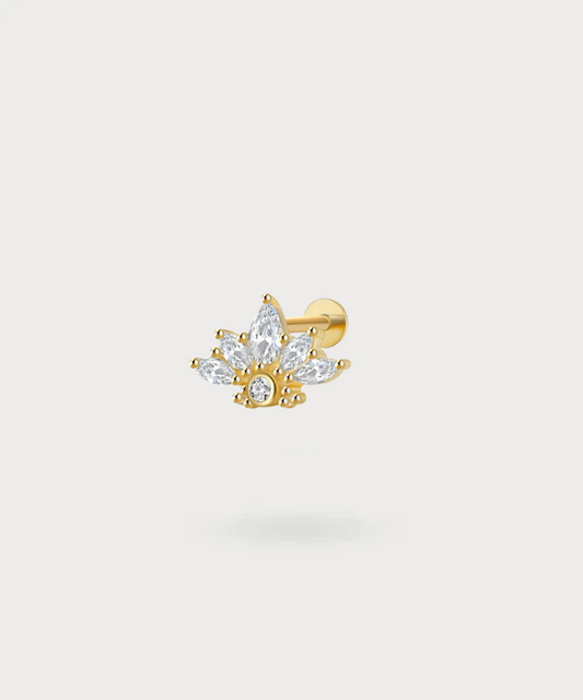 Enhance your flat with the Vanessa piercing, a floral sparkle in gold or silver.
