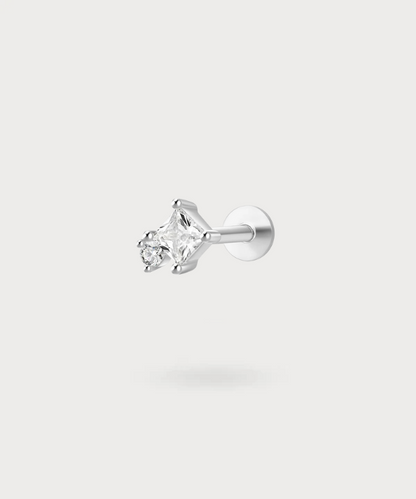 The simple elegance of the Gisela piercing, for a discreet shine