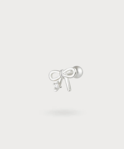 Discreet brilliance with the Isabel earlobe piercing in gold or silver