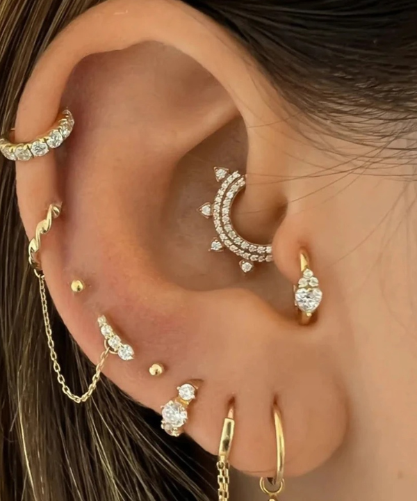 Elevate your look with the golden radiance of the Alaia piercing