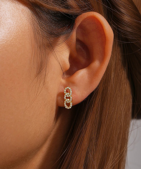 Shine with Idoia, an earlobe piercing adorned with sparkling zircons