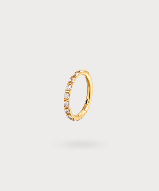 Andrea Titanium Piercing, a luminous ring adorned with square zirconias