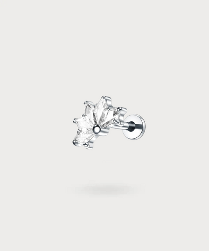 Radiate purity with the Candela stud and its dazzling zircons.