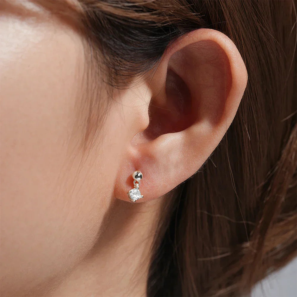 The elegance of zircon in the Arina Tragus Piercing