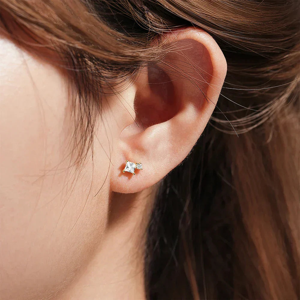 Elevate your style with the Gisela earlobe piercing