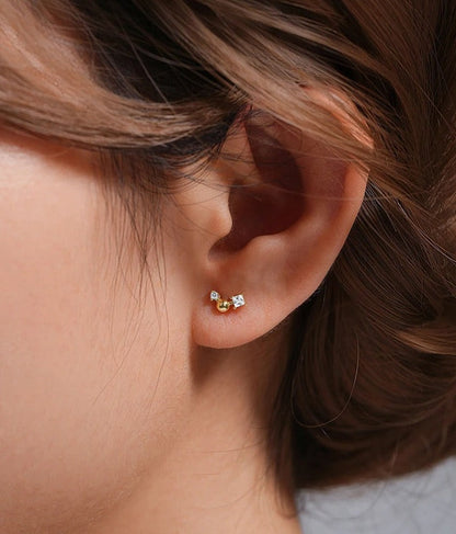 Add a touch of luxury to your ear with Yolanda, the titanium tragus jewelry.