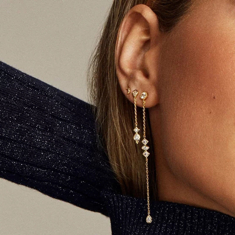 Captivating cascade of light: Daniela's long earrings adorned with zirconias and shimmering end-piece.