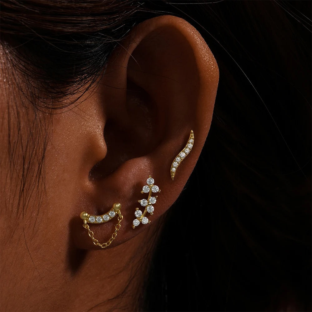 Add a touch of glamour to your helix with the Yellen piercing and its sparkling zircons.