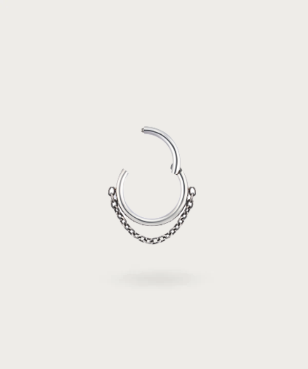 Detail of the Julieta Titanium Earring Piercing