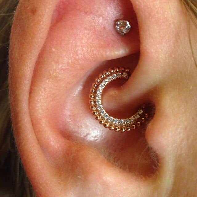 "Snug Hoop Piercing woman ear"